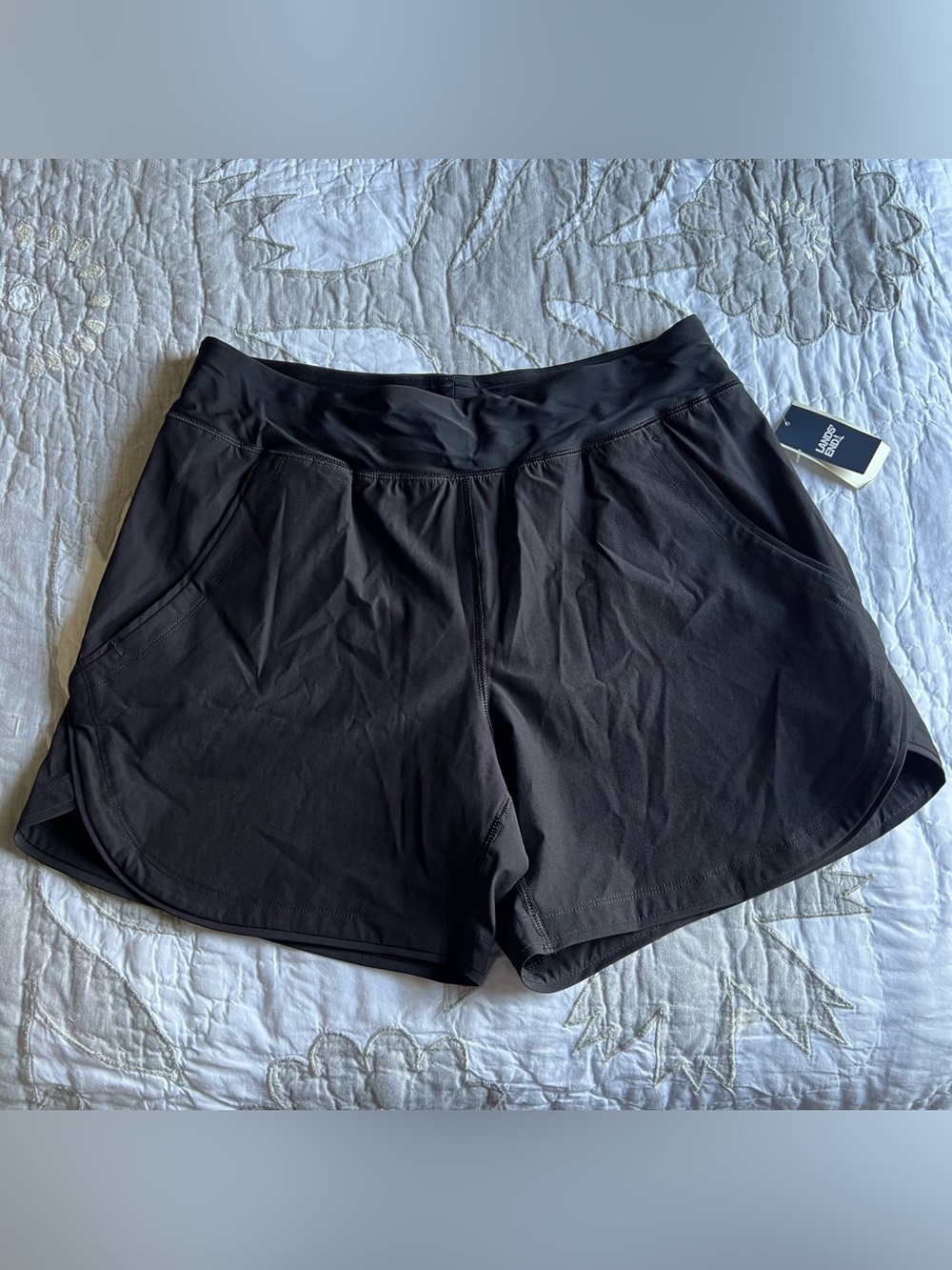 NWT Women’s Lands End Black Comfort Waist 5” Board Shorts Size 8